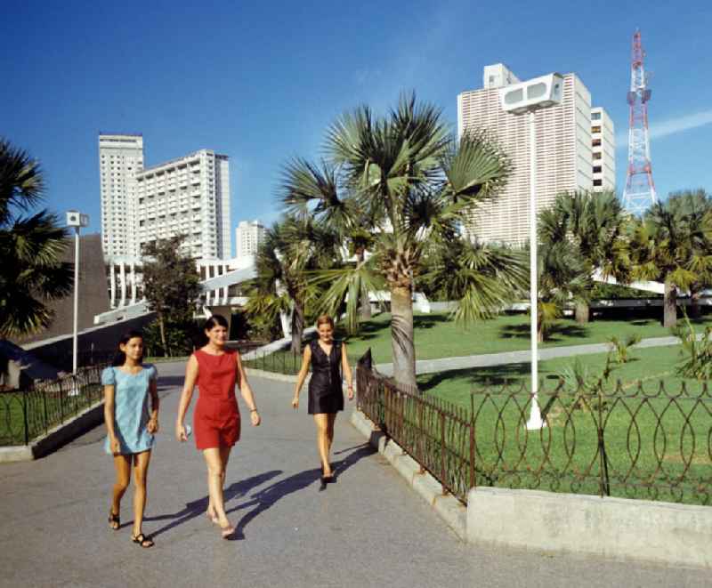 Am Rande gesehen - Frauen im Park vor der Hochhaus-Skyline Havannas. Erich Honecker stattete vom 2