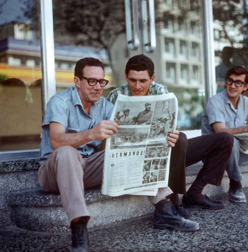 Am Rande gesehen - einen Tag nach der Ankunft des Staats- und Parteivorsitzenden der DDR in Kuba sind die aktuellen Tageszeitungen voll mit Berichterstattungen und Fotos über den Staatsempfang. Erich Honecker stattete vom 2