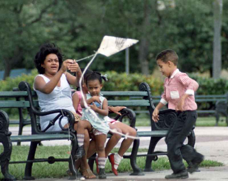 Mit Hilfe seiner Mutter läßt ein Junge in einem Park in Havanna seinen selbstgebastelten Drachen steigen.