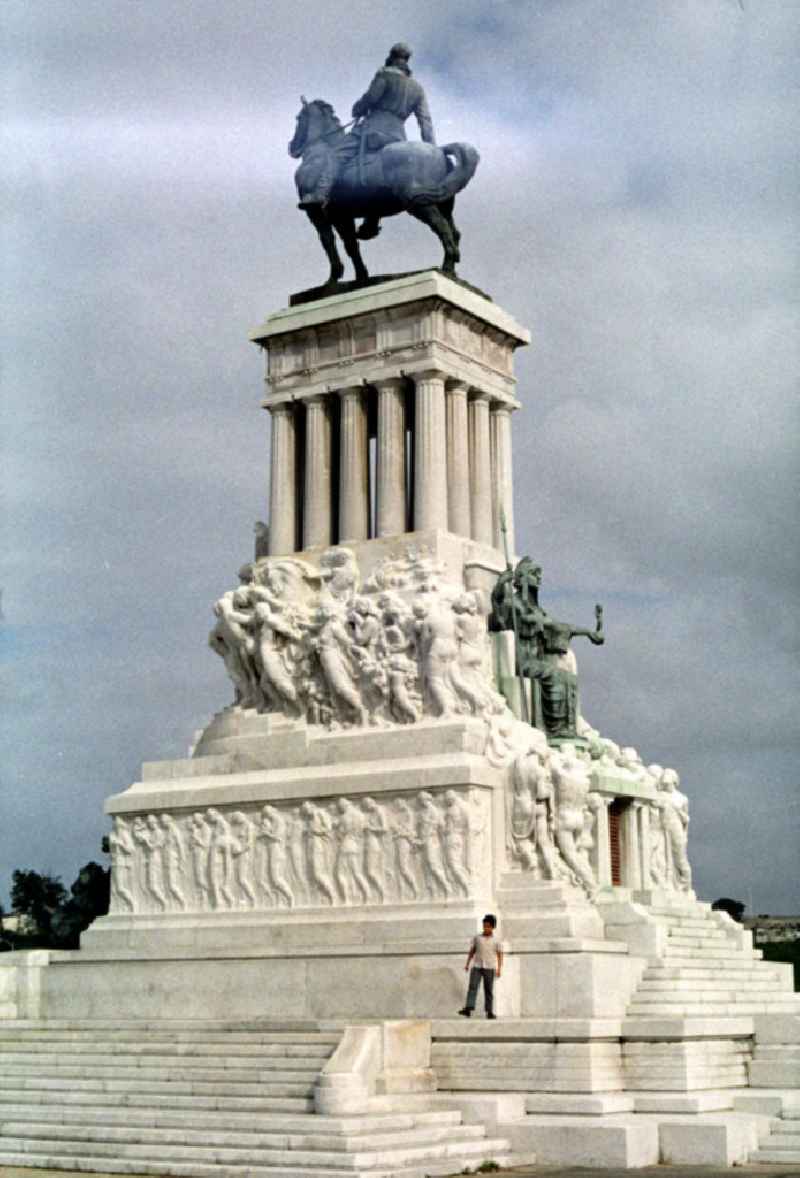 Blick auf das Reiterdenkmal von José Marti am Plaza José Marti in Havanna. José Martí ist Symbolfigur des Unabhängigkeitskampfes Kubas gegen Spanien und wird in Kuba als Volksheld verehrt.