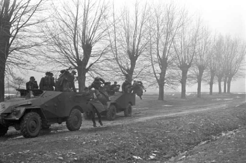 Border police of the GDR during an exercise near Hoetensleben, Saxony-Anhalt in the territory of the former GDR, German Democratic Republic