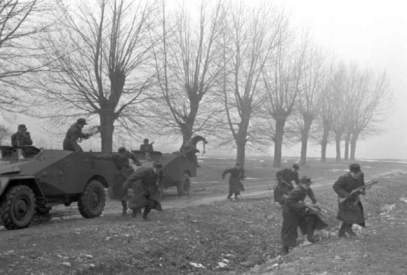 Border police of the GDR during an exercise near Hoetensleben, Saxony-Anhalt in the territory of the former GDR, German Democratic Republic