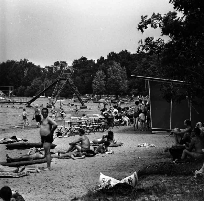 Urlaub im Zelthotel bei Jessern. Im Bild: Badegäste am Schwielochsee.