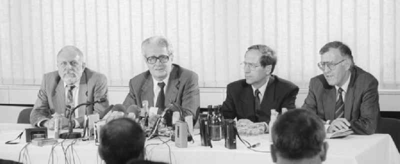 Press meeting after the meeting Hans-Jochen Vogel with Erich Honecker in the hunting lodge Hubertusstock in Joachimsthal in the Schorfheide in the state of Brandenburg in the territory of the former GDR, German Democratic Republic
