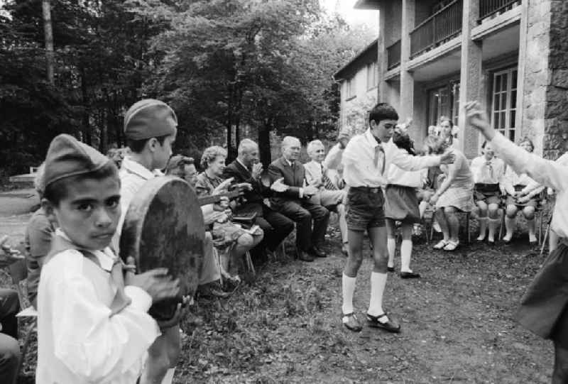 Children from all over the world to guest in the pioneer's republic 'Wilhelm Pieck' in the Werbellinsee in Joachimsthal in the federal state Brandenburg in the area of the former GDR, German democratic republic. As a guest of honour Konrad Naumann, 1st secretary of the district management SED Berlin and member of the Politburo of the central committee of the SED also took part in the GDR