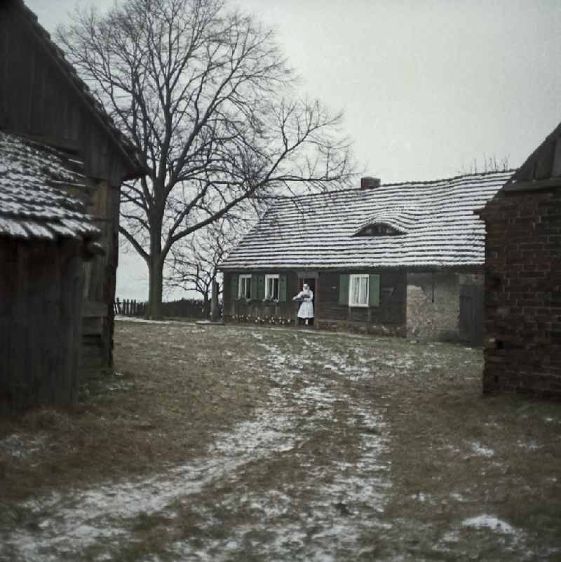 Scene from the film and television production 'Continent Hope' with the actress Majka Kowarjec in Sorbian costume as a mother in front of an old farm in Kreba-Neudorf, Saxony in the area of the former GDR, German Democratic Republic