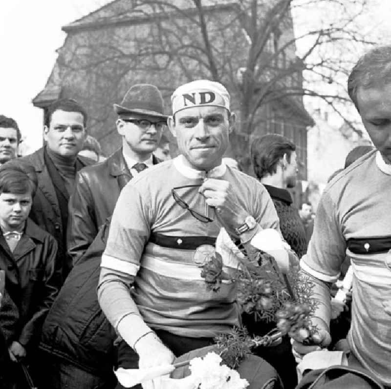 1967
Friedensfahrtvorbereitung 'Rund um die Braunkohle'
Mannschaft in Kreischa

Umschlagnr.: 57a