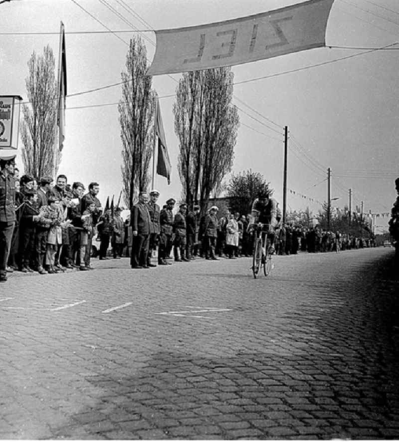 1967
Friedensfahrtvorbereitung 'Rund um die Braunkohle'
Mannschaft in Kreischa

Umschlagnr.: 57a