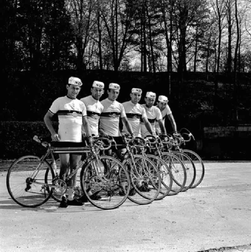 1967
Friedensfahrtvorbereitung 'Rund um die Braunkohle'
Mannschaft in Kreischa

Umschlagnr.: 57a