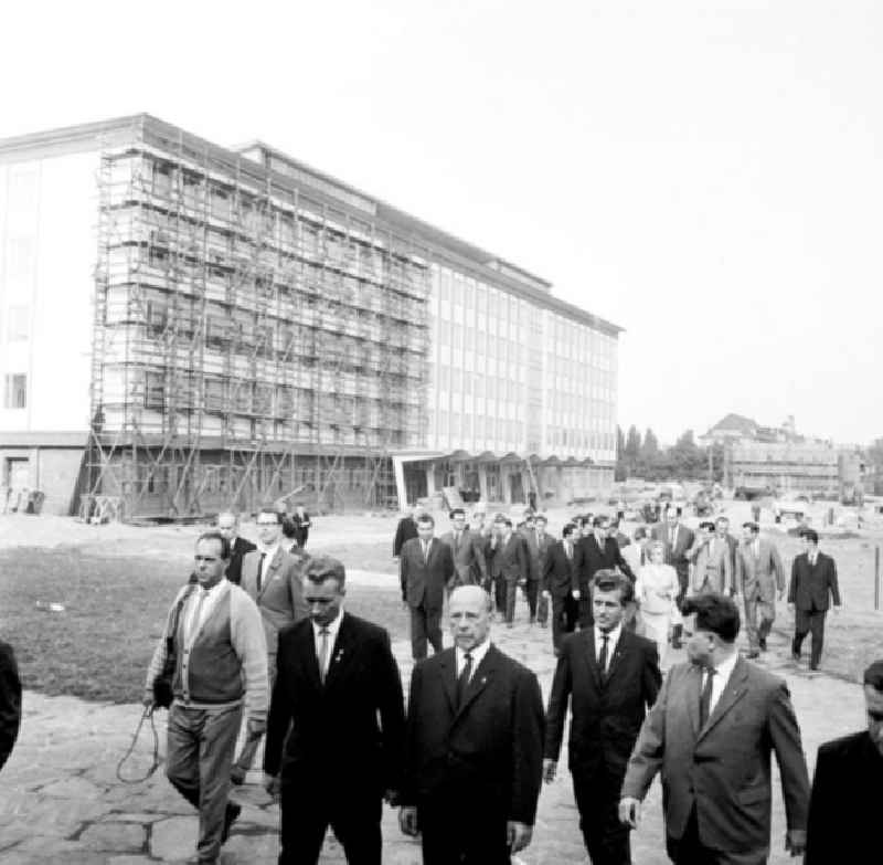 September 1964
Walter Ulbricht an der Deutschen Hochschule für Körperkultur und Sport (DHFK) in Leipzig