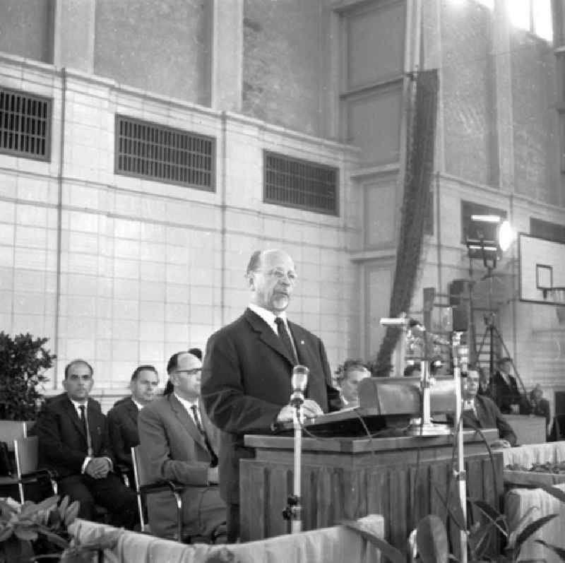 September 1964
Walter Ulbricht an der Deutschen Hochschule für Körperkultur und Sport (DHFK) in Leipzig