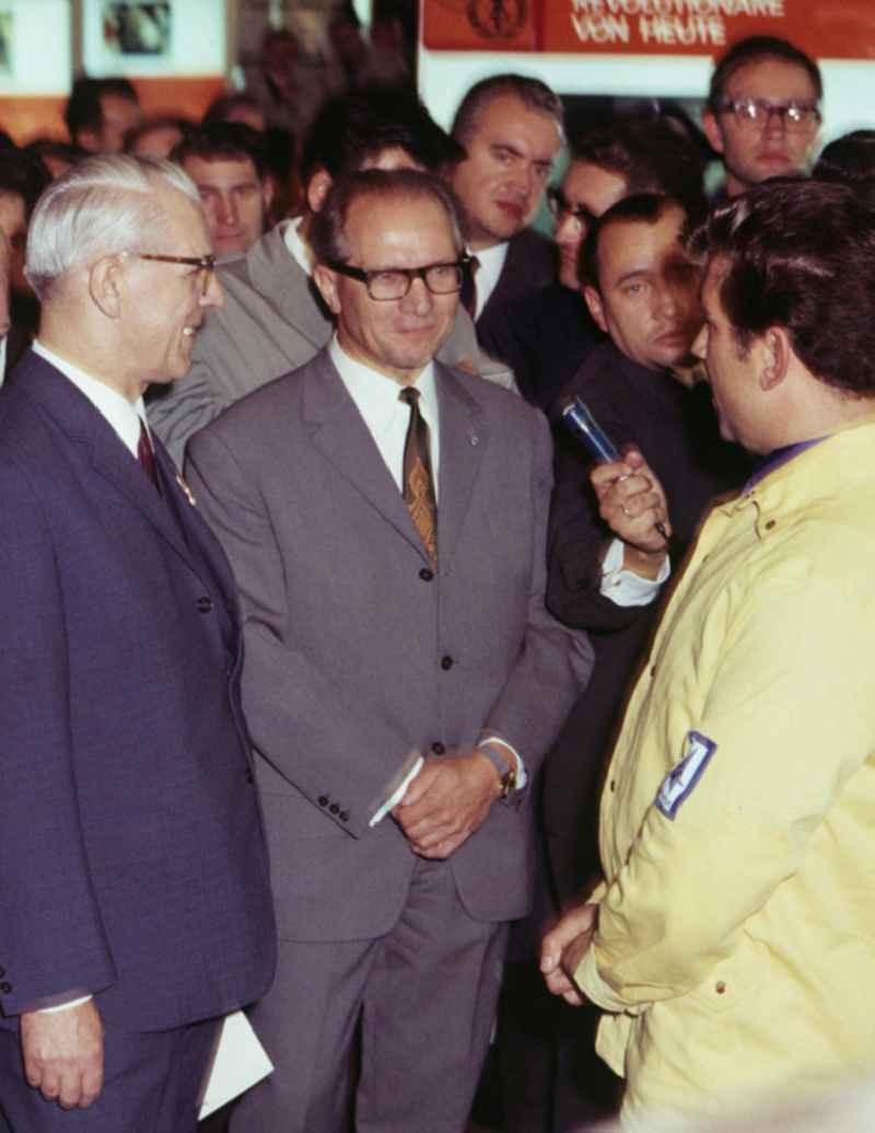 Partei- und Regierungschef Erich Honecker (2.v.r.), Willi Stoph (3.v.r.) und andere Mitglieder der Partei- und Staatsführung bei ihrem traditionellen Rundgang zur Eröffnung der Leipziger Messe vom 9. bis 16. März 1975. In der DDR waren die jährlich stattfindenden Frühjahrs- und Herbstmessen ein wichtiger Treffpunkt des Handels zwischen Ost und West.