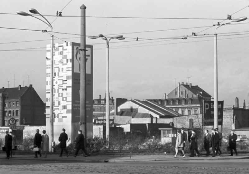 Zur 6. Internationalen Leipziger Dokumentar- und Kurzfilmwoche 1963 besuchen viele in- und ausländische Gäste die Messestadt. Erstmals nahmen an dem Dokumentarfilmfestival auch große internationale Organisationen teil. Dazu gehörten der Weltgewerkschaftsbund, die Internationale Frauenföderation und der Weltfriedensrat, der einen Sonderpreis verlieh.