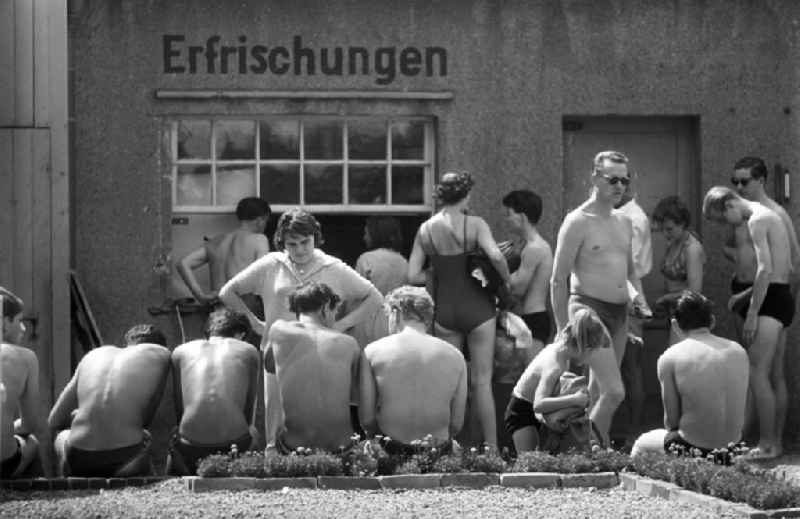 Im Wackerbad in Leipzig-Gohlis herrscht dichter Andrang am Erfrischungsstand.