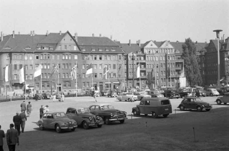 Fahnen verschiedener Nationen sind auf dem Gelände der Technischen Messe in Leipzig gehißt, vor dem Eingang parken die Autos der Messebesucher. Seit 1918 fand in Leipzig die sogenannte Technische Messe statt, 192