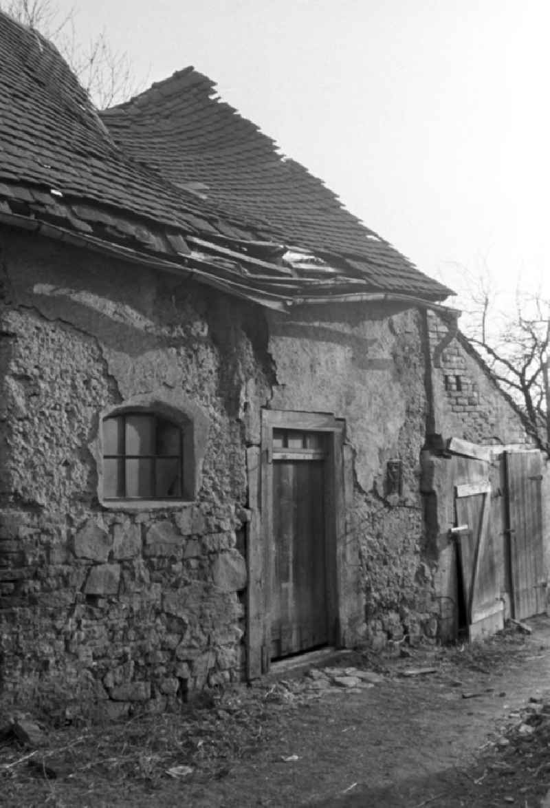 Blick auf ein verfallenes Haus in einem Dorf bei Leipzig.