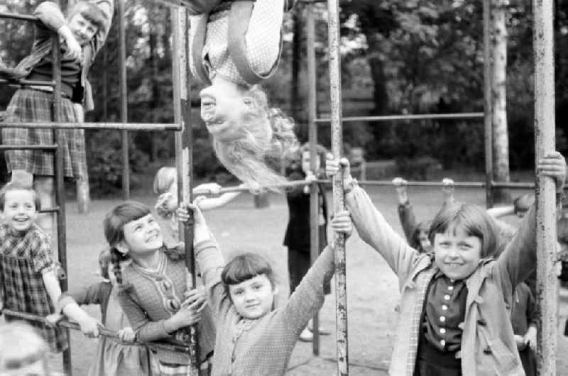 Großer Andrang herrscht auf dem Klettergerüst im Mariannenpark in Leipzig.