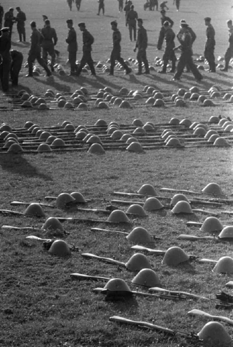 Zur 1. Spartakiade der befreundeten Armeen versammeln sich vom 26.-28. September 1958 die Soldaten der sozialistischen Bruderarmeen auf dem Gelände des Leipziger Sportforums, um im freundschaftlichen Wettkampf ihre Kräfte zu messen.