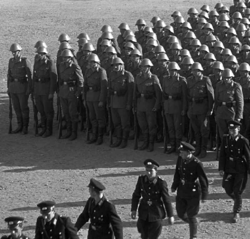 Zur 1. Spartakiade der befreundeten Armeen versammeln sich vom 26.-28. September 1958 die Soldaten der sozialistischen Bruderarmeen auf dem Gelände des Leipziger Sportforums, um im freundschaftlichen Wettkampf ihre Kräfte zu messen.