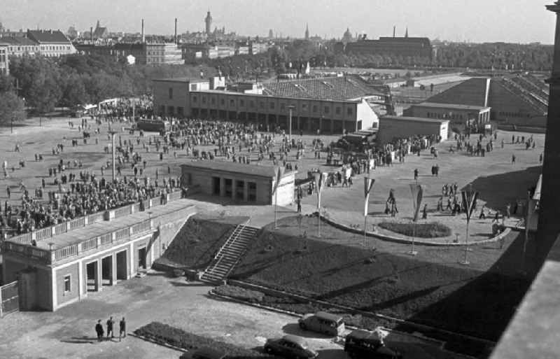 Zur 1. Spartakiade der befreundeten Armeen versammeln sich vom 26.-28. September 1958 die Soldaten der sozialistischen Bruderarmeen auf dem Gelände des Leipziger Sportforums, um im freundschaftlichen Wettkampf ihre Kräfte zu messen, hier Blick auf die Leipziger Festwiese und das 1952 erbaute (und 20