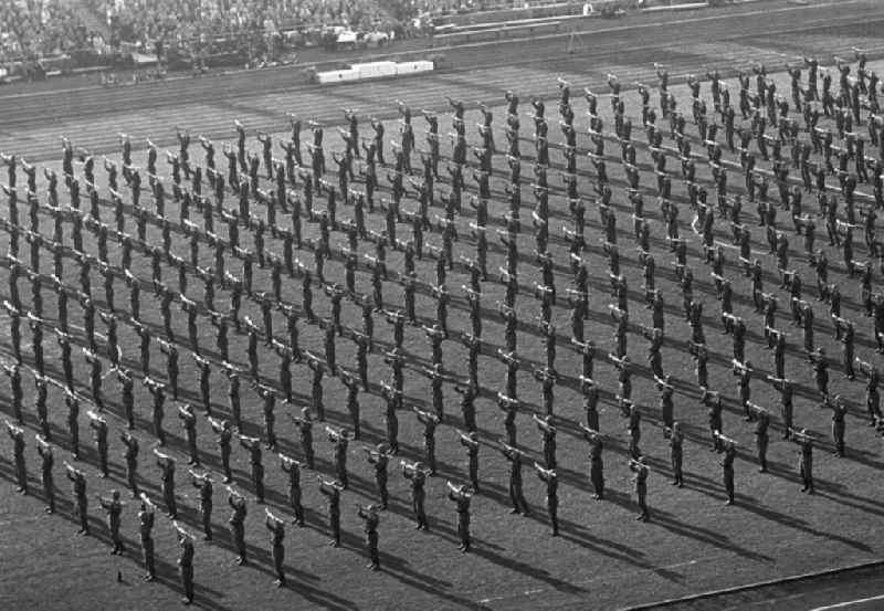 Zur 1. Spartakiade der befreundeten Armeen versammeln sich vom 26.-28. September 1958 die Soldaten der sozialistischen Bruderarmeen auf dem Gelände des Leipziger Sportforums, um im freundschaftlichen Wettkampf ihre Kräfte zu messen.