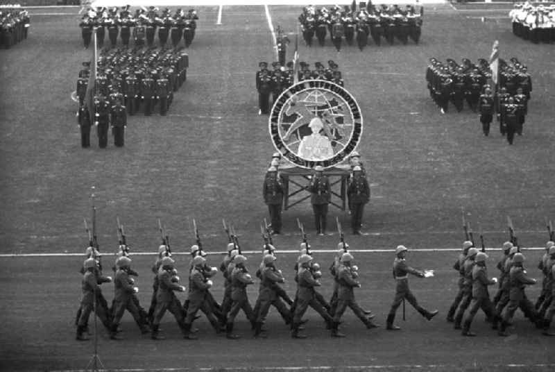 Zur 1. Spartakiade der befreundeten Armeen versammeln sich vom 26.-28. September 1958 die Soldaten der sozialistischen Bruderarmeen auf dem Gelände des Leipziger Sportforums, um im freundschaftlichen Wettkampf ihre Kräfte zu messen.