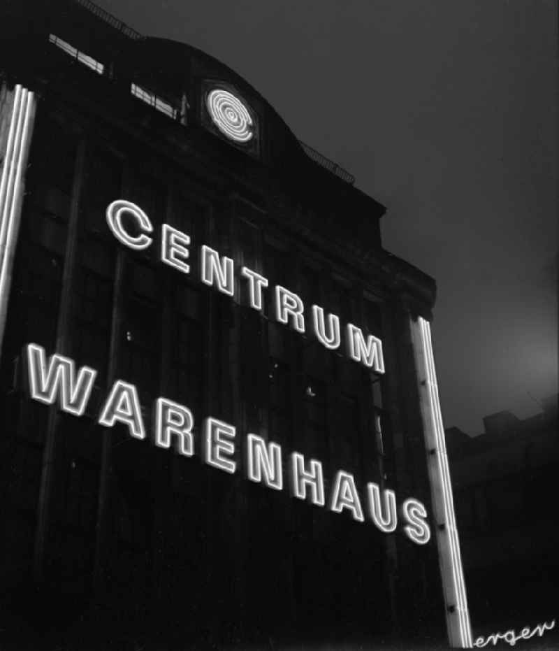 Mit leuchtenden Buchstaben lädt das 'Centrum Warenhaus' in Leipzig zu einem Besuch ein.