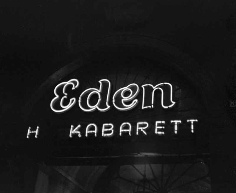 Mit leuchtenden Buchstaben lädt das 'Eden HO Kabarett' in der Petersstraße in Leipzig zu einem Besuch ein.