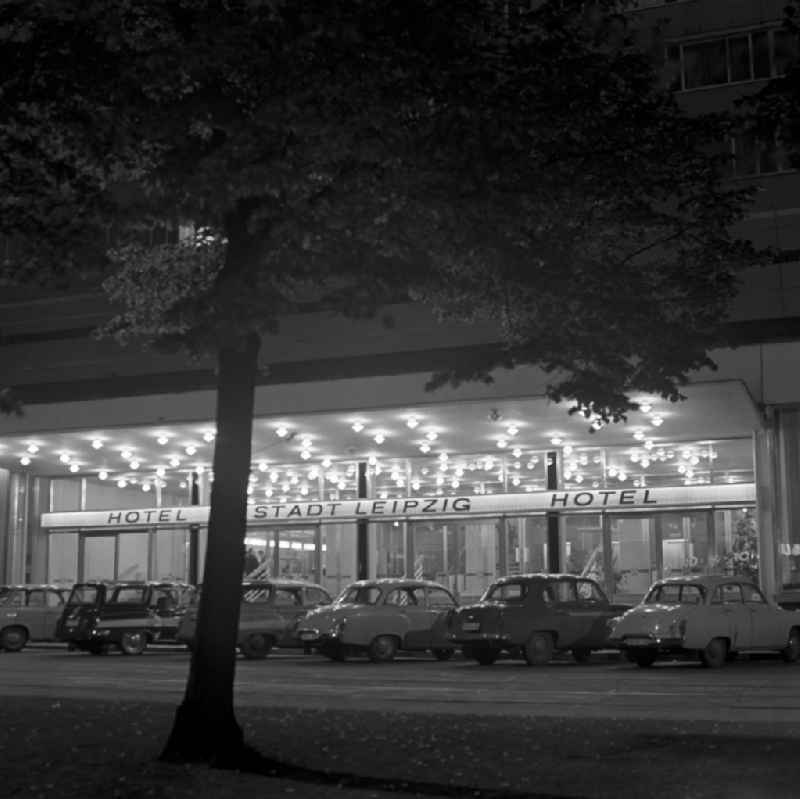 Hell erleuchtet lädt das Hotel Stadt Leipzig zu einem Besuch ein.