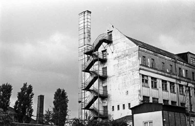 Blick auf ein altes Fabrikgebäude in Leipzig.