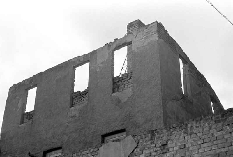 Blick auf die Ruine eines Wohnhauses in Leipzig.