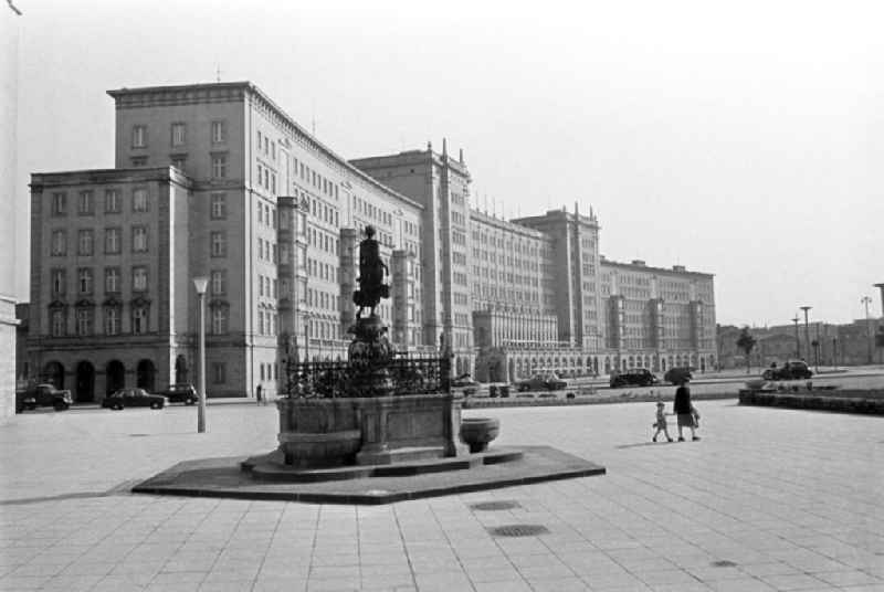 Blick auf den Ringbau am Roßplatz in Leipzig, davor der historische Mägdebrunnen. Nachdem im Zweiten Weltkrieg die historischen Altbauten am Platz weitgehend zerstört worden waren, wurde im Abschnitt zwischen Grünewaldstraße und Karl-Marx-Platz zwischen 1953 und 1955 die sogenannte Ringbebauung im Stil des sozialistischen Klassizismus mit Wohnungen und Geschäften errichtet.