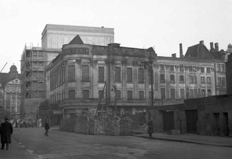 Blick auf das ehemalige Centraltheater zwischen Bosestraße und Gottschedstraße in Leipzig. Das Gebäude war im Zweiten Weltkrieg stark beschädigt und zwischen 1954 und 1957 im Stil der 50er Jahre mit neuem Bühnenhaus wieder auf- bzw. umgebaut worden. Die Einweihung des nun Schauspielhaus genannten Gebäudes erfolgte 1957, seit 20