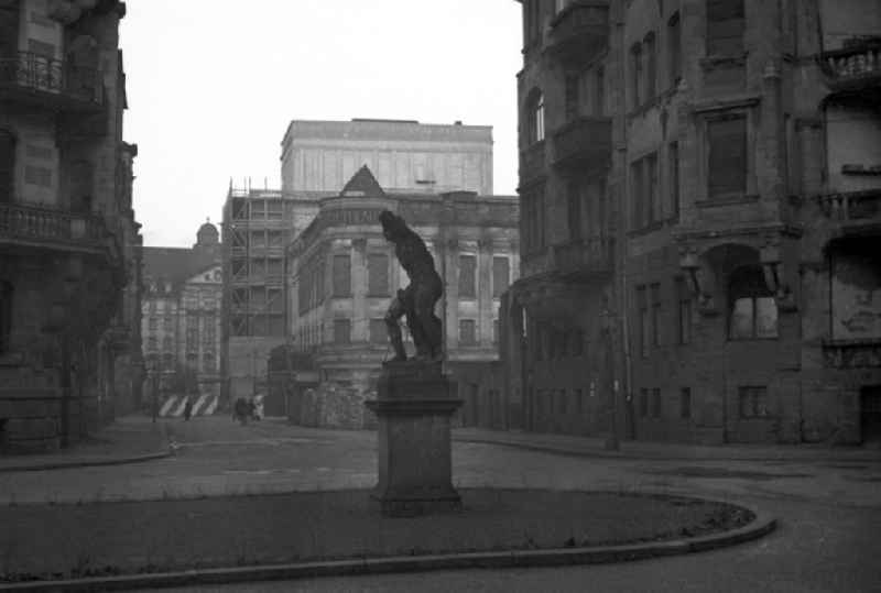 Blick auf das ehemalige Centraltheater zwischen Bosestraße und Gottschedstraße in Leipzig. Das Gebäude war im Zweiten Weltkrieg stark beschädigt und zwischen 1954 und 1957 im Stil der 50er Jahre mit neuem Bühnenhaus wieder auf- bzw. umgebaut worden. Die Einweihung des nun Schauspielhaus genannten Gebäudes erfolgte 1957, seit 20