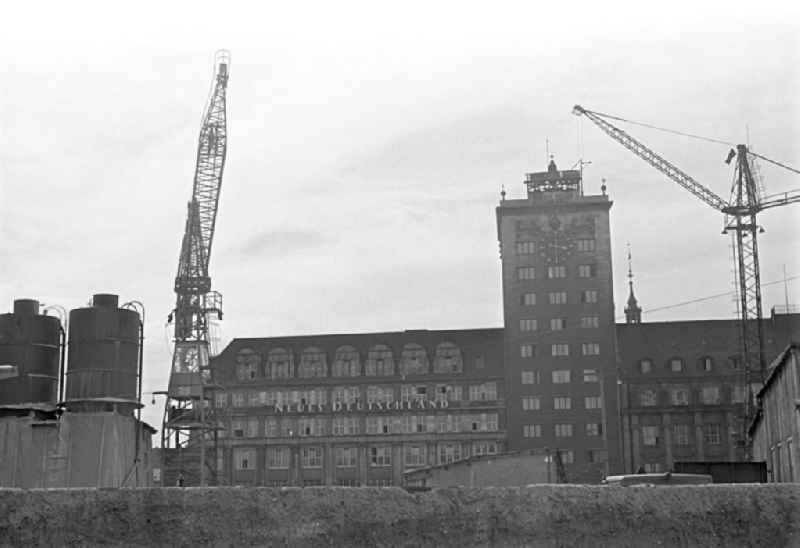 Der Karl-Marx-Platz (heute Augustusplatz) in Leipzig gleicht 1958 einer großen Baustelle - am Nordrand des Platzes (r) begannen zwei Jahre zuvor die Bauarbeiten für das neue Leipziger Opernhaus, hier Blick auf das Kroch-Hochhaus (m) und den Königsbau (l, das ehemalige Kaufhaus Bamberger und Herz). Am Königsbau steht in großen Buchstaben 'Neues Deutschland'.