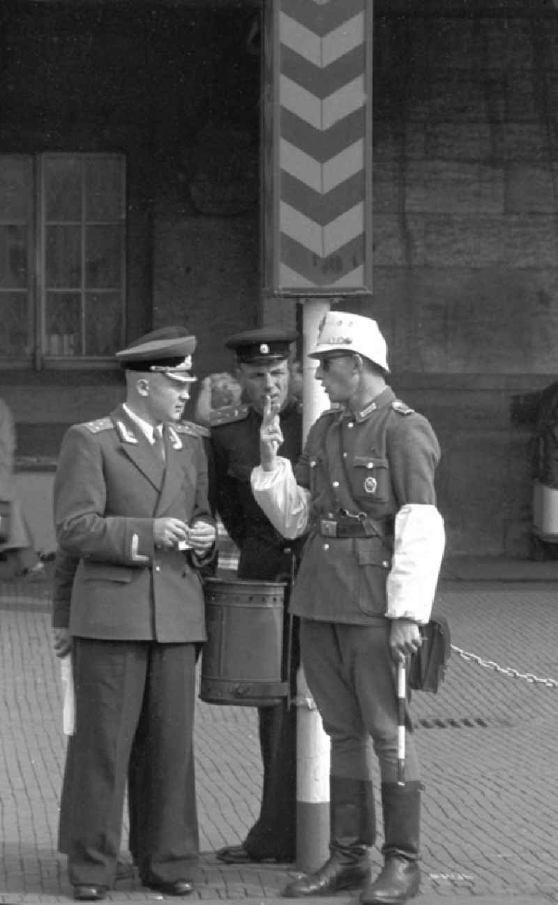 Ein Verkehrspolizist der DDR-Volkspolizei - wegen der weißen Armstulpen und Mützen bzw. Helme auch 'weiße Maus' genannt - und zwei Angehörige der Roten Armee bei der deutsch-russischen Völkerverständigung in Leipzig.