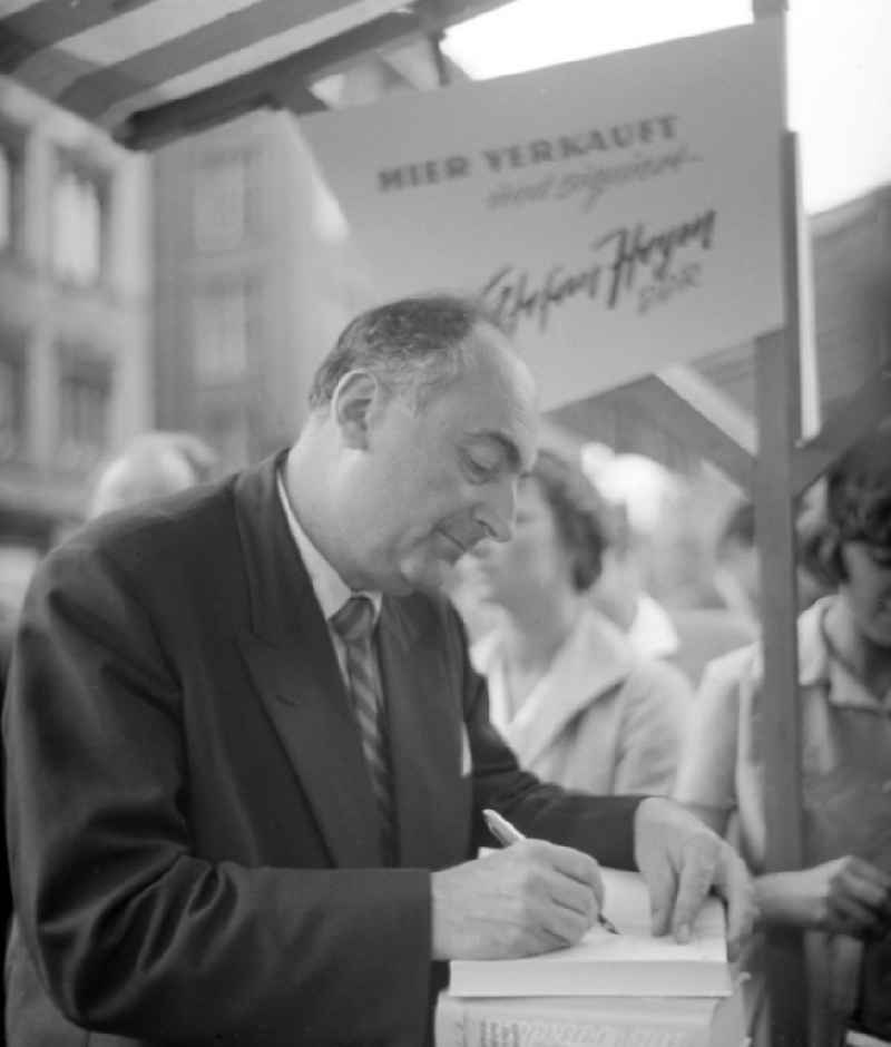 Der bekannte Schriftsteller Stefan Heym signiert auf dem Buchmarkt in Leipzig eines seiner Bücher. Die Buchbasare waren in der DDR sehr beliebt, hier konnte man mit ein bißchen Glück auch mal ein Buch bekommen, das sonst nur unter dem Ladentisch zu erhalten war. Besonders gefragt waren zudem die Autogramme bekannter DDR-Schriftsteller und -Schriftstellerinnen.