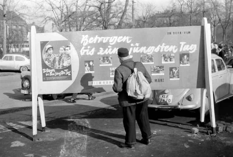 Ein alter Mann betrachtet in Leipzig einen Werbeaufsteller für den DEFA-Film 'Betrogen bis zum jüngsten Tag'. Der Anti-Kriegsfilm lief während der Internationalen Filmfestspiele Cannes im Jahr 1957, aufgrund der Intervention der BRD jedoch nur im Rahmenprogramm. Dennoch erhielt er internationale Anerkennung.