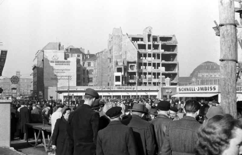 Zur Leipziger Frühjahrsmesse herrscht dichtes Gedränge am Brühl, einer der ältesten und traditionsreichsten Straßen der Messestadt. Im Hintergrund (r) Blick auf den Hauptbahnhof. Die einstige 'Weltstraße der Pelze' war im Zweiten Weltkrieg nahezu vollständig zerstört worden, eine Neubebauung des Brühls erfolgte vor allem in den 6