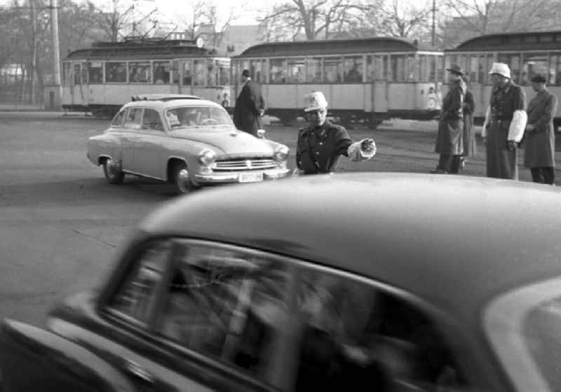 Verkehrspolizisten der Volkspolizei - wegen der weißen Armstulpen und Mützen auch 'weiße Maus' genannt - regeln auf einer Straße in Leipzig den Verkehr.