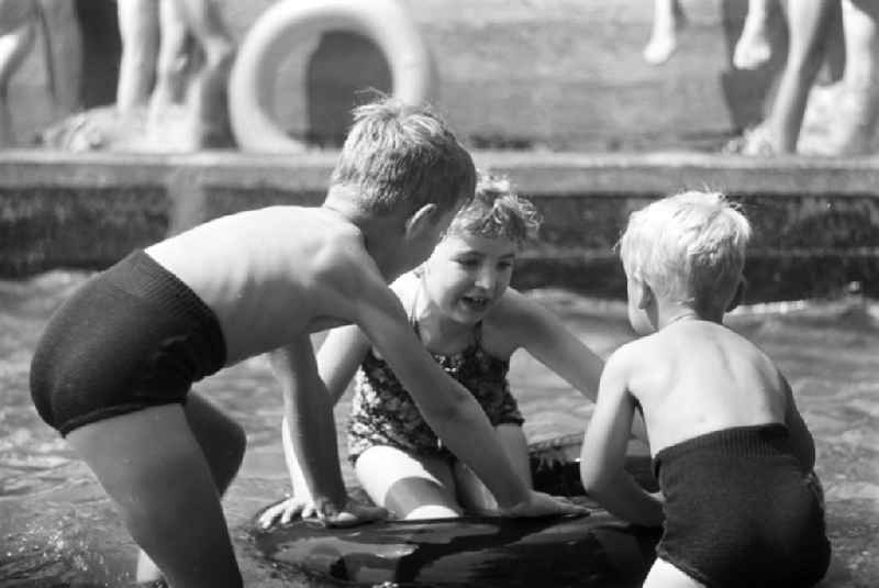 Im Wackerbad in Leipzig-Gohlis vergnügen sich die Kinder beim Planschen im Schwimmbecken.
