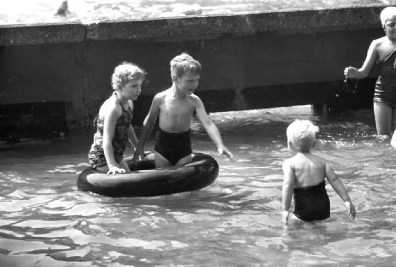 Im Wackerbad in Leipzig-Gohlis vergnügen sich die Kinder beim Planschen im Schwimmbecken.