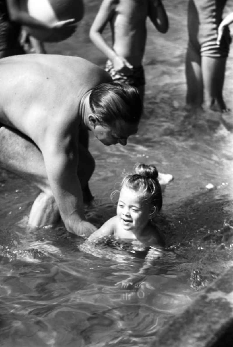 Schwimmenlernen im Wackerbad in Leipzig-Gohlis, aufgenommen im August 196