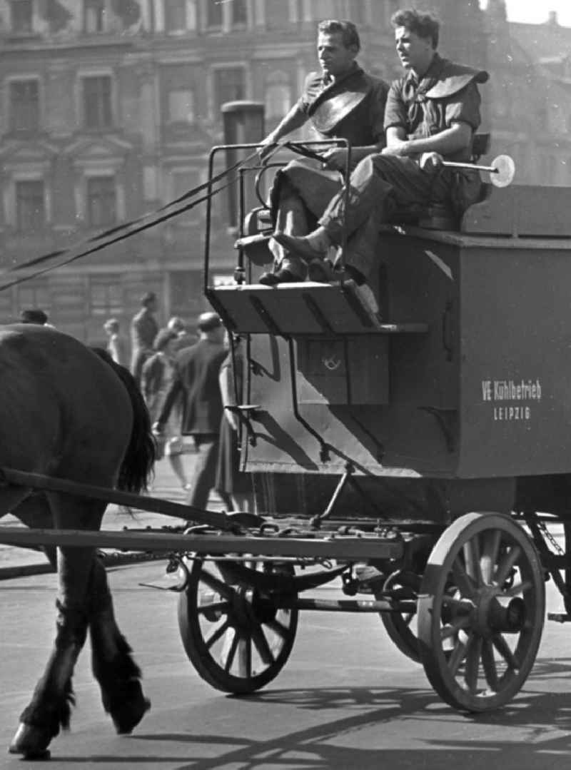 Zwei Männer sitzen auf dem Bock eines Pferdewagens des VE Kühlbetrieb Leipzig und fahren damit durch die Leipziger Innenstadt.