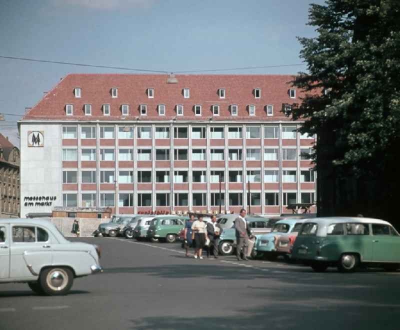 Straßenszene vor dem Messehaus am Markt in Leipzig.