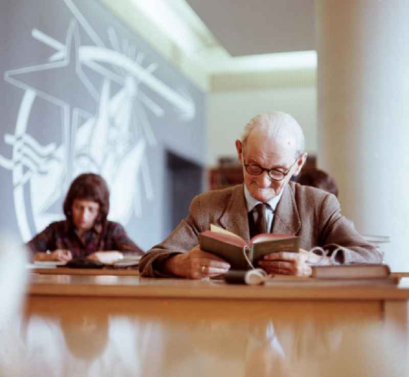 Besucher sitzen in einem Lesesaal der Deutschen Bücherei in Leipzig. Im Jahr 1912 als Gesamtarchiv des deutschsprachigen Schrifttums gegründet, behielt die Deutsche Bücherei in Leipzig auch in der DDR die Funktionen einer Nationalbibliothek bei. Nach der Wiedervereinigung erfolgte die Zusammenführung mit der Deutschen Bibliothek in Frankfurt/Main und dem Deutschen Musikarchiv zur DDB (Die Deutsche Bibliothek), 20