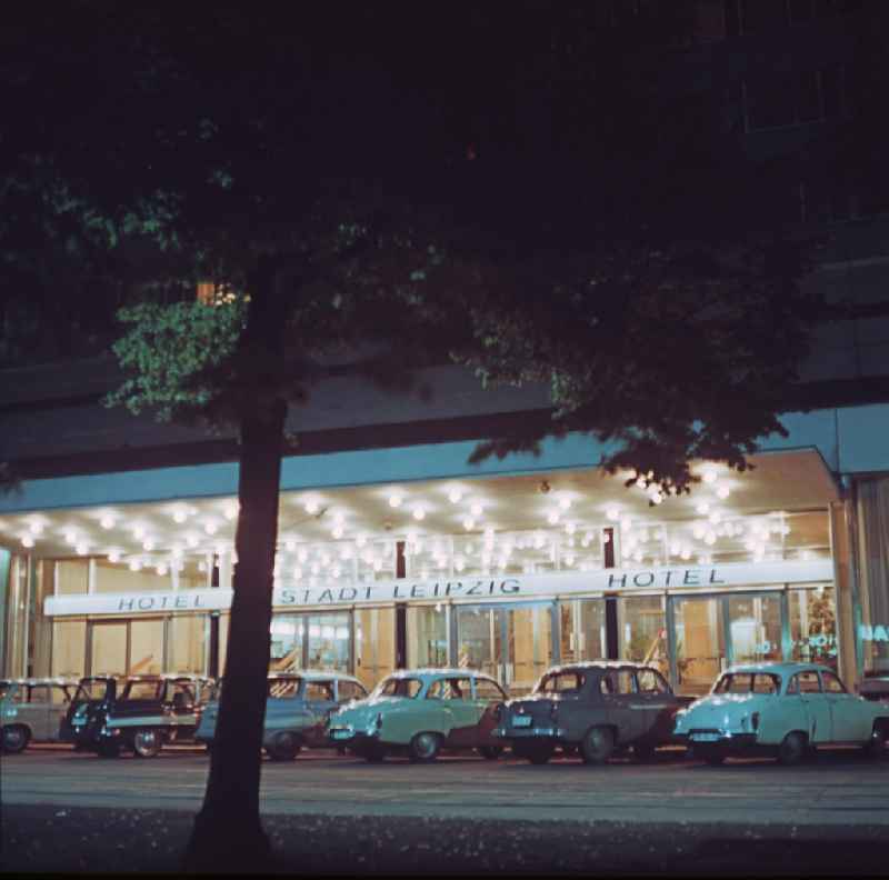 Hell erleuchtet lädt das Hotel Stadt Leipzig zu einem Besuch ein.