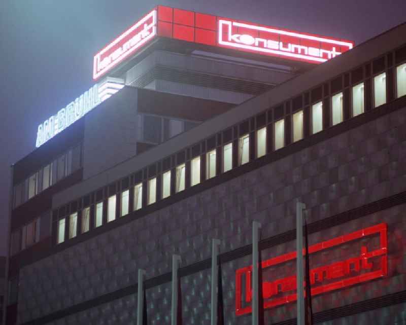 Blick auf das Konsument-Warenhaus am Brühl in Leipzig. Das wegen seiner Fassade volkstümlich auch als Blechbüchse bezeichnete Kaufhaus war am 22. August 1968 als größtes Warenhaus der DDR eröffnet worden.