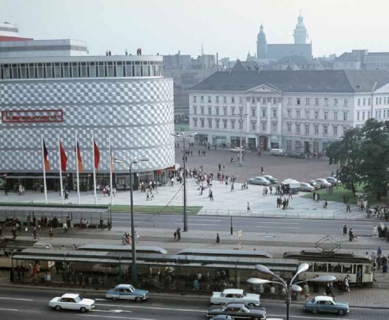 Blick auf das Konsument-Warenhaus am Brühl in Leipzig. Das wegen seiner Fassade volkstümlich auch als Blechbüchse bezeichnete Kaufhaus war am 22. August 1968 als größtes Warenhaus der DDR eröffnet worden.