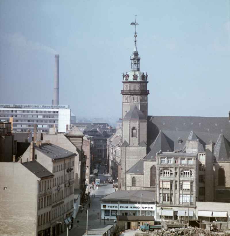 Blick auf die Nikolaikirche in Leipzig. Die Stadt- und Pfarrkirche St. Nikolai gehört als Ausgangspunkt der friedlichen Revolution im Herbst 1989 zu den bekanntesten Kirchen Leipzigs.